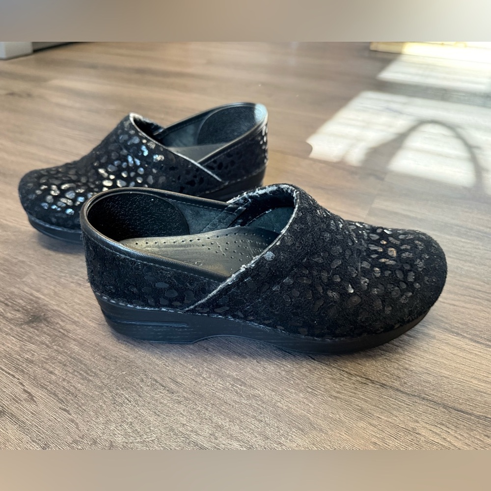 Dansko Black Textured Leopard Print Slip-On Clogs Size 39